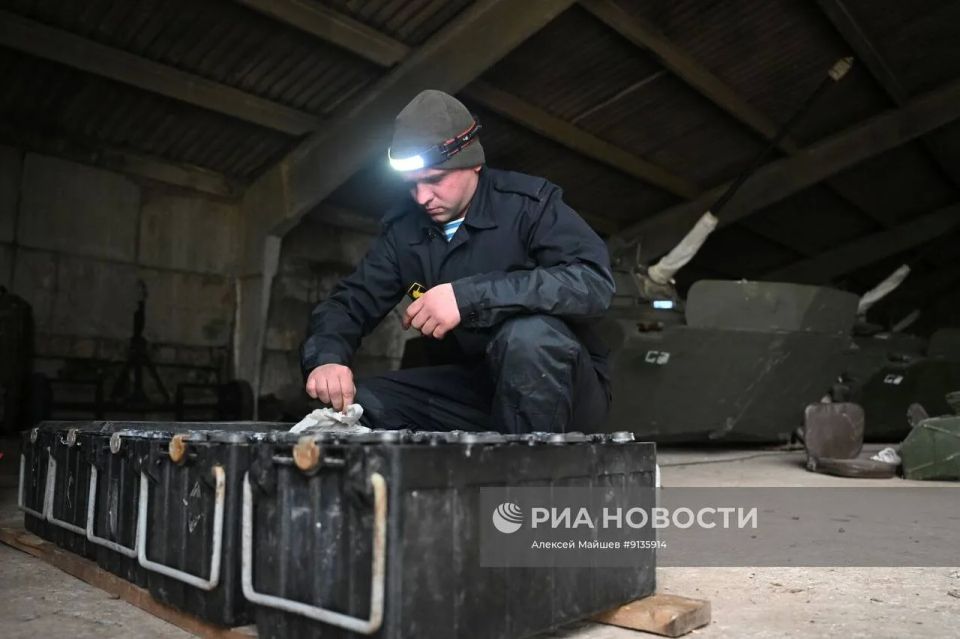 Техническое обслуживание боевых машин десанта БМД-2 военнослужащими 299-го парашютно-десантного полка ВДВ группировки войск «Днепр» на Запорожском направлении Техническое обслуживание боевых машин десанта БМД-2 военнослужащими 299-го парашютно-десантного полка ВДВ группировки войск «Днепр» на Запорожском направлении