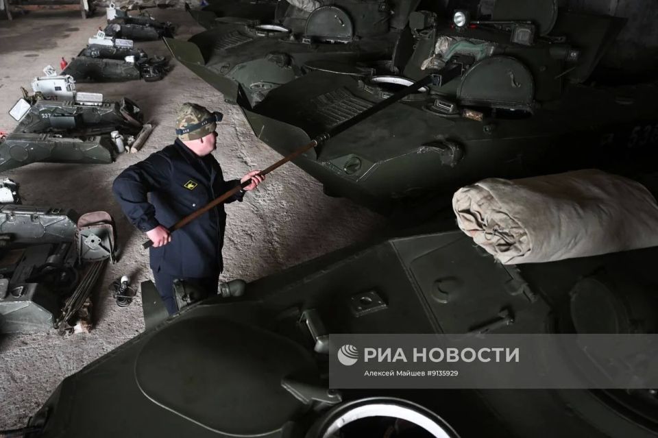 Техническое обслуживание боевых машин десанта БМД-2 военнослужащими 299-го парашютно-десантного полка ВДВ группировки войск «Днепр» на Запорожском направлении Техническое обслуживание боевых машин десанта БМД-2 военнослужащими 299-го парашютно-десантного полка ВДВ группировки войск «Днепр» на Запорожском направлении
