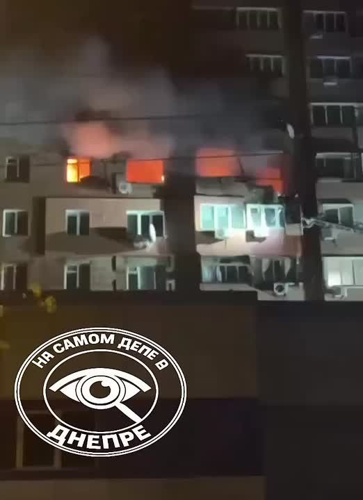Сегодня ночью ПВО в Днепропетровске в попытке отразить атаку ударных беспелотников сбили с курса один из дронов, который врезался в многоэтажный жилой дом