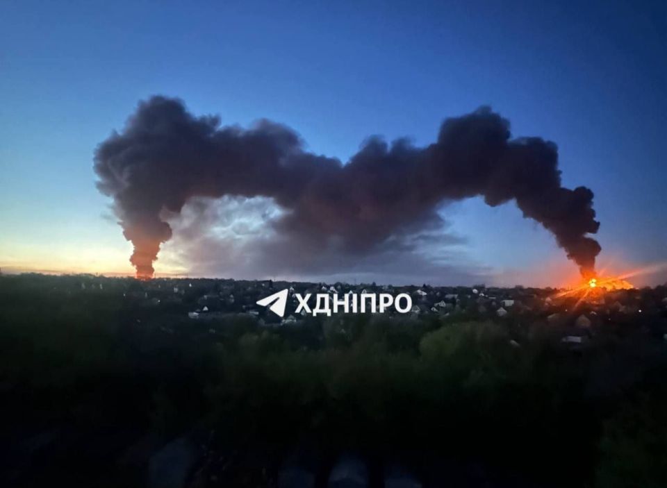 Столбы дыма от прилетов в Днепропетровске видно со всех концов города за несколько километров Столбы дыма от прилетов в Днепропетровске видно со всех концов города за несколько километров