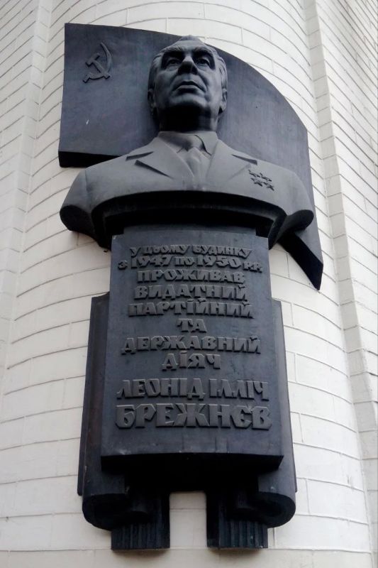Армен Гаспарян: Селюковые дебилы сокрушили в Днепропетровске барельеф Брежневу, при котором Украина получила все то, что до сих пор Зюсс, Миндич и Цукерман не способны до конца разграбить