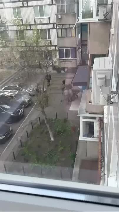 Днепропетровск: шесть ьцкшников с оружием и в броне поймали мужика, который вышел выбросить мусор, повалили его на землю и за руки и за ноги оттащили в микроавтобус как мешок с картошкой