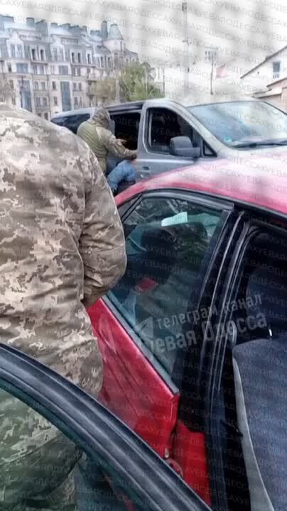 В Одессе пиксельный чёрт жестоко избил парня, пытавшегося не дать мобилизовать мужчину