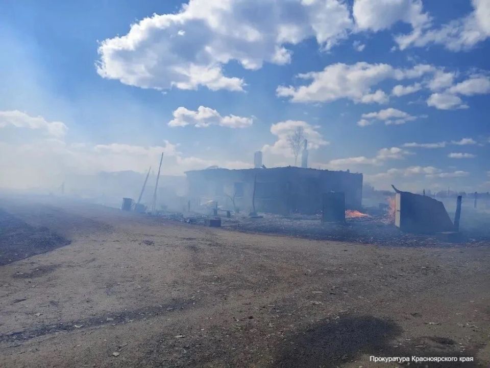 Пожар уничтожил 14 двухквартирных домов, в которых проживали 38 человек, в селе Кучерово в Красноярском крае Пожар уничтожил 14 двухквартирных домов, в которых проживали 38 человек, в селе Кучерово в Красноярском крае