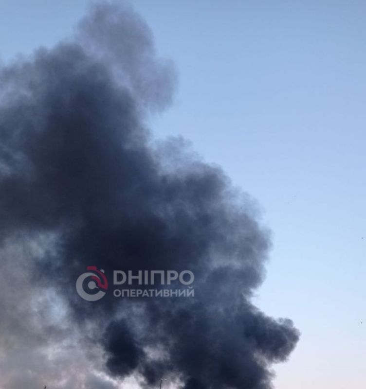 Пожары на месте ракетных ударов в Днепропетровске Пожары на месте ракетных ударов в Днепропетровске