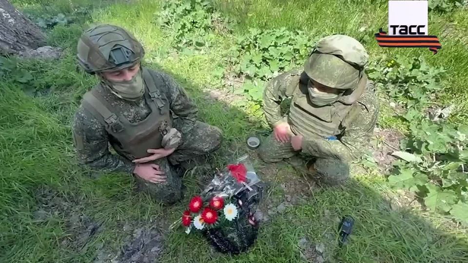 Бойцы СВО при помощи дрона возложили цветы к Могиле Неизвестного Солдата на правом берегу Днепра