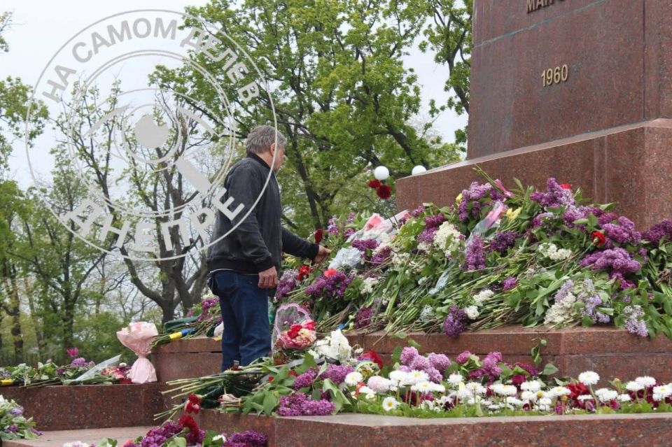 С самого утра 9 мая, в ещё одном русском городе, в Одессе, на Аллее Славы к памятнику Неизвестному матросу всё идут и идут люди — местные жители несут цветы, несмотря ни на что С самого утра 9 мая, в ещё одном русском городе, в Одессе, на Аллее Славы к памятнику Неизвестному матросу всё идут и идут люди — местные жители несут цветы, несмотря ни на что