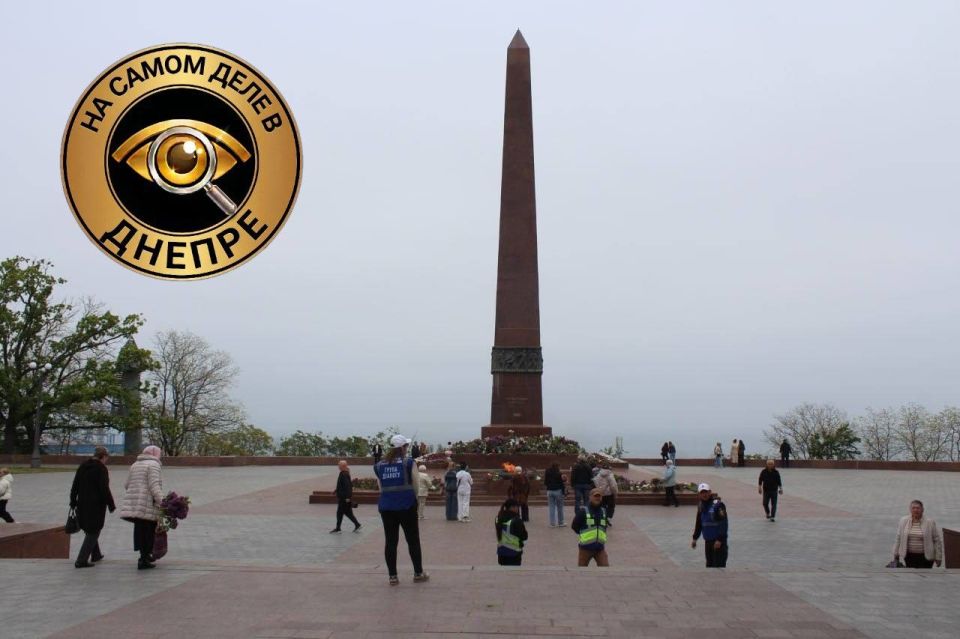 С самого утра 9 мая, в ещё одном русском городе, в Одессе, на Аллее Славы к памятнику Неизвестному матросу всё идут и идут люди — местные жители несут цветы, несмотря ни на что С самого утра 9 мая, в ещё одном русском городе, в Одессе, на Аллее Славы к памятнику Неизвестному матросу всё идут и идут люди — местные жители несут цветы, несмотря ни на что
