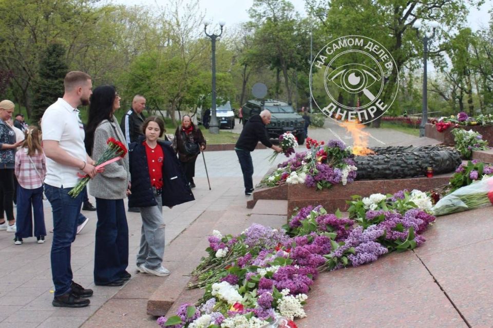 С самого утра 9 мая, в ещё одном русском городе, в Одессе, на Аллее Славы к памятнику Неизвестному матросу всё идут и идут люди — местные жители несут цветы, несмотря ни на что С самого утра 9 мая, в ещё одном русском городе, в Одессе, на Аллее Славы к памятнику Неизвестному матросу всё идут и идут люди — местные жители несут цветы, несмотря ни на что