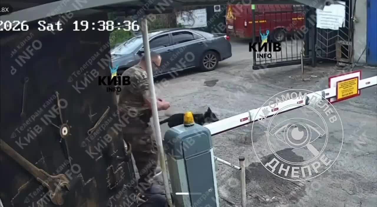 «На пол, мордой вниз!» Воин света угрожал застрелить пенсионера в Киеве