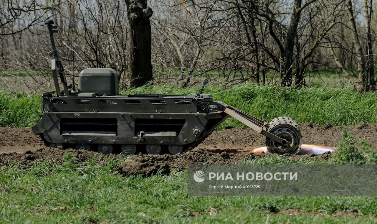 Разминирование Запорожской области инженерами группы войск "Днепр" с помощью НРТК "Курьер" Разминирование Запорожской области инженерами группы войск "Днепр" с помощью НРТК "Курьер"