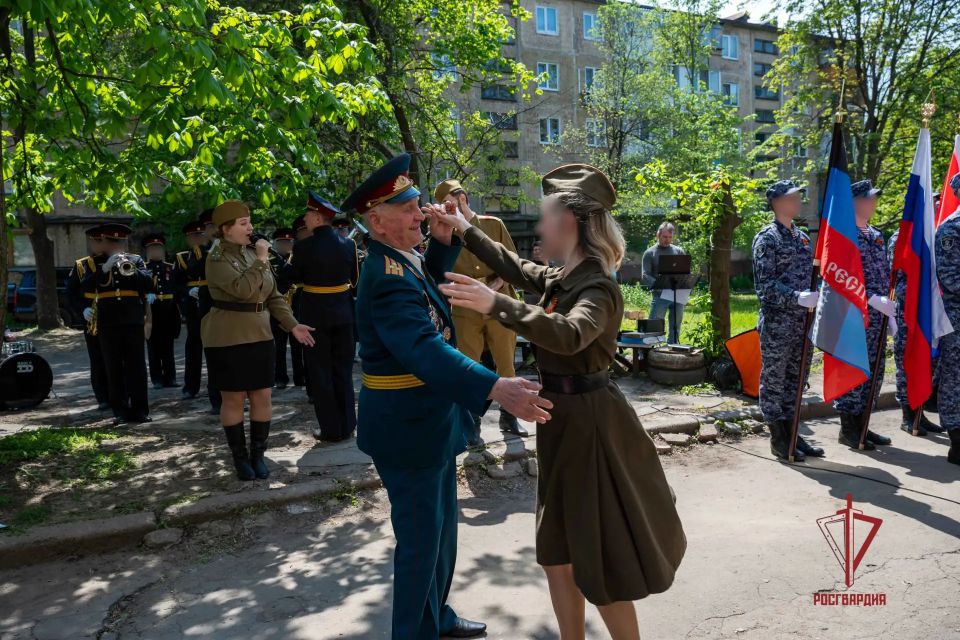 В ДНР росгвардейцы провели парад у дома ветерана Великой Отечественной войны В ДНР росгвардейцы провели парад у дома ветерана Великой Отечественной войны