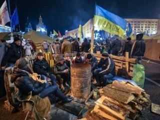 Минутка юмора. — Тарасе, а от ти скажи, що робитимемо, якщо через 12 років нас до Євросоюзу не приймуть? — А ось тоді ми будемо бомбити Литву, Латвію та Естонію