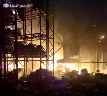 В сети публикуют кадры последствий ночной атаки на Днепропетровск
