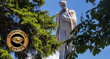 В Днепропетровске упоротые субъекты зачем-то надели на памятники рубахи