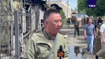 Более пятидесяти иностранных корреспондентов прибыли к месту удара ВСУ по колледжу в Старобельске