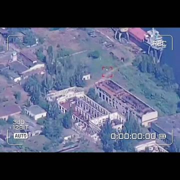 г. Херсон.. о. Карантинный. Верхнее небо БпС 18 ОА ГВ "Днепр" выявило движение техники двойного назначения на точку. Ждём другого видео) Телеграм-канал Херсонский Вестник