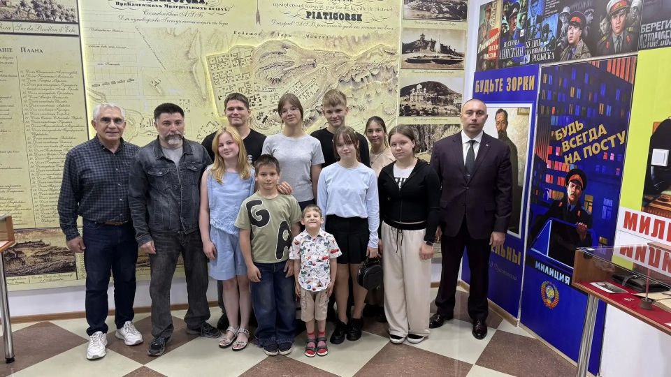 Представитель Общественного совета при ведомстве Рашид Сейд-Гусейнов организовал экскурсию для детей кисловодского детского дома в музей пятигорской полиции Представитель Общественного совета при ведомстве Рашид Сейд-Гусейнов организовал экскурсию для детей кисловодского детского дома в музей пятигорской полиции