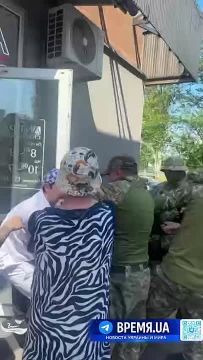 В Днепре у входа в стоматологию гражданские пытались отбить молодого человека от сотрудников ТЦК в балаклавах