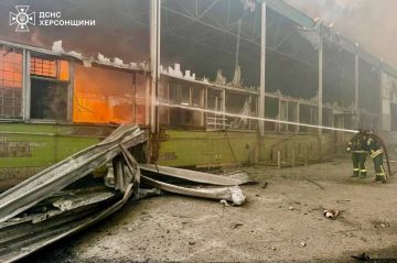 Утром в Херсоне после прилёта крылатых авиабомб горели склады