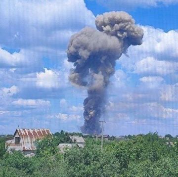 В Павлограде Днепропетровской области поднимается дым после прилетов