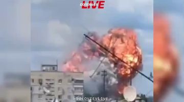 ВС РФ уничтожили склад боеприпасов в Павлограде Днепропетровской области. На кадрах повторные взрывы — следствие детонации находившихся там боеприпасов. Неразорвавшиеся боеприпасы разбросало по городу