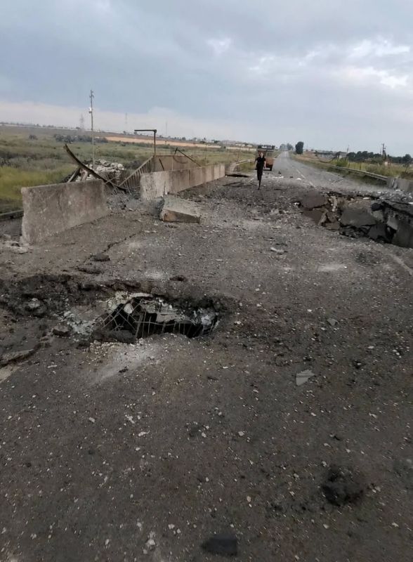 Михаил Онуфриенко: Последствия ударов дронов ВСУ по мосту через реку Корсак возле села Владимировка Запорожской области, опубликованные противником Михаил Онуфриенко: Последствия ударов дронов ВСУ по мосту через реку Корсак возле села Владимировка Запорожской области, опубликованные противником