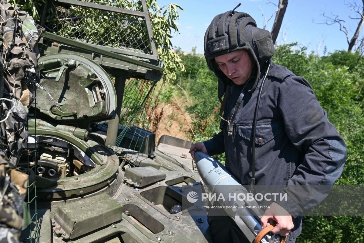 Боевая работа танка T-72Б3A (Объект 184-5) с КАЗ Арена-М группировки войск "Центр" с закрытой огневой позиции на Днепропетровском направлении, июль 2026 года Боевая работа танка T-72Б3A (Объект 184-5) с КАЗ Арена-М группировки войск "Центр" с закрытой огневой позиции на Днепропетровском направлении, июль 2026 года