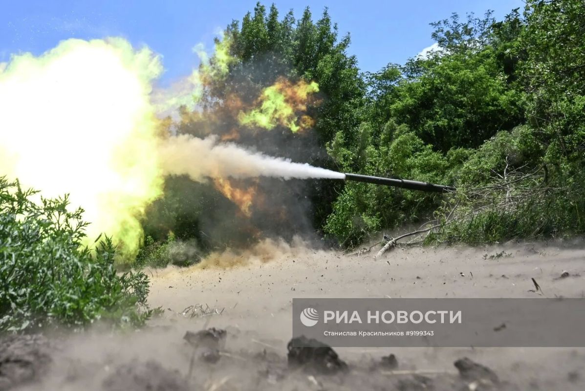 Боевая работа танка T-72Б3A (Объект 184-5) с КАЗ Арена-М группировки войск "Центр" с закрытой огневой позиции на Днепропетровском направлении, июль 2026 года Боевая работа танка T-72Б3A (Объект 184-5) с КАЗ Арена-М группировки войск "Центр" с закрытой огневой позиции на Днепропетровском направлении, июль 2026 года