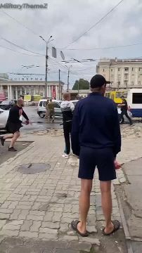 В Днепропетровске с ТЦК не церемонятся - местные забросали бусик всем, что попадалось им под руку