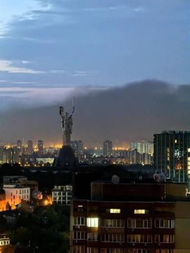 Армия России в ответ на террористические атаки Украины нанесла массированный удар по объектам ВПК и ТЭК в Киеве и Киевской области, сообщило Минобороны