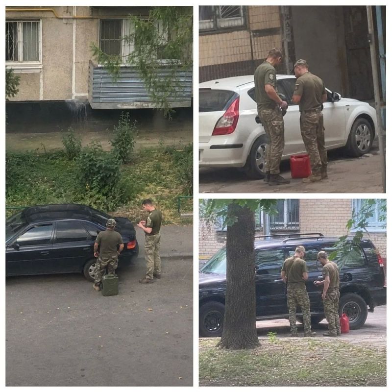 #бандеровская_оккупация: пока на Украине иронизируют над топливным кризисом в России, ТЦКшники потихоньку устраивают им собственный топливный кризис, сливая бензин во дворах Днепропетровска