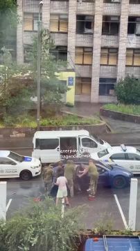В Днепропетровске сотрудники ТЦК совместно с полицией напали на местного жителя, который ехал с женой в автомобиле, "залили" своих жертв газом, женщине повредили ногу