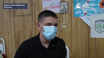 Медики на фронте: в Минобороны РФ показали эвакуацию раненых с поля боя