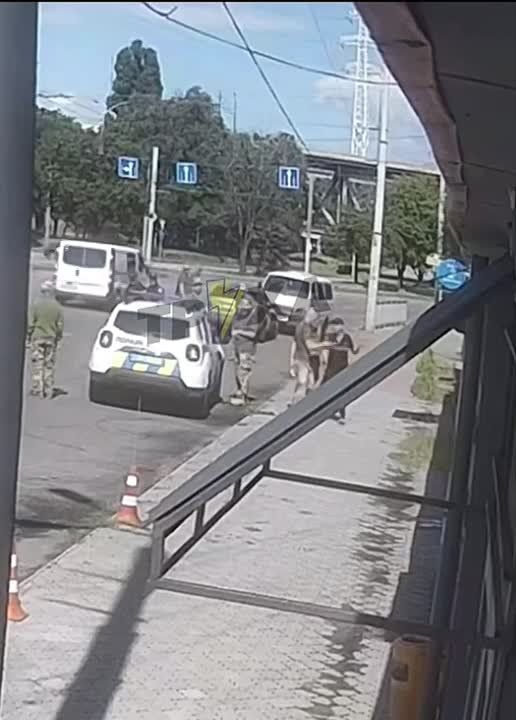 В Днепре ТЦКшник вырвал телефон у прохожего и разбил его об асфальт