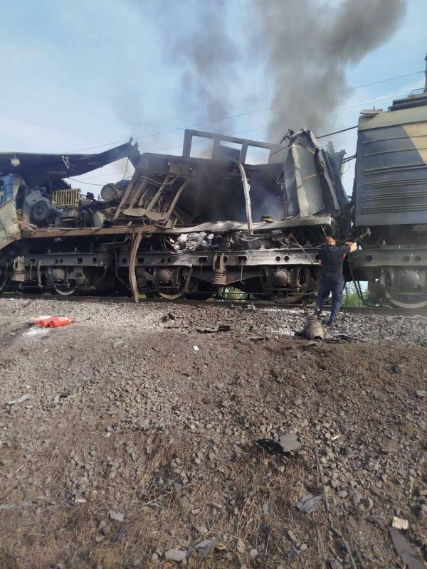 Локомотив в Днепропетровской области после встречи с дроном "Герань-4" Локомотив в Днепропетровской области после встречи с дроном "Герань-4"