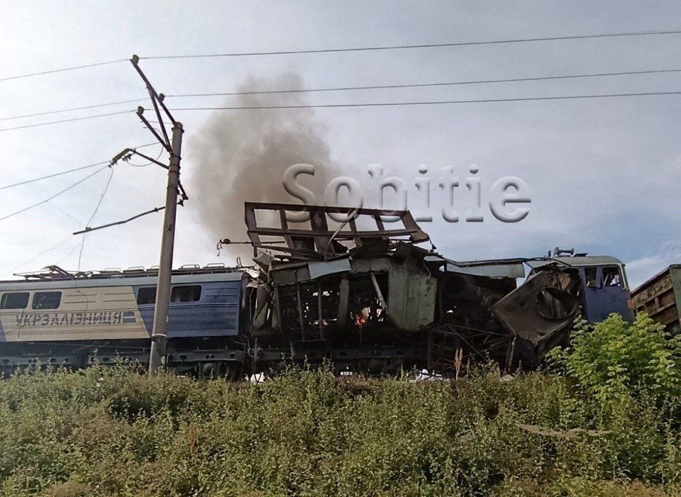 Локомотив в Днепропетровской области после встречи с дроном "Герань-4" Локомотив в Днепропетровской области после встречи с дроном "Герань-4"