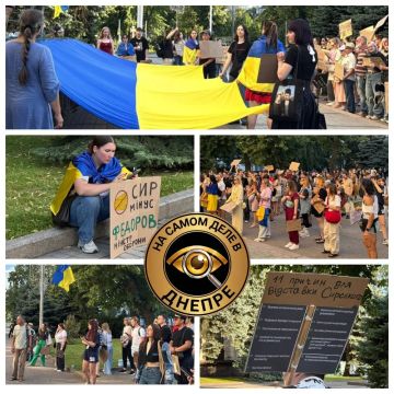 В Днепропетровске вновь состоялась акция протеста против увольнения Федорова с поста главы Минобороны, ("Картонный Майдан — 2")