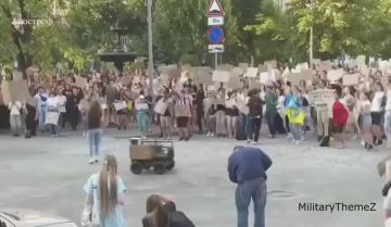 Киев. Ну а эти все скачут