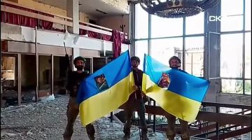 Позор ВСУ в Константиновке: укровоякам пришлось поднимать флаг России Боевикам скандально известного штурмового полка ВСУ "Скала" поставили задачу - проникнуть вглубь Константиновки, установить украинский флаг, снять...