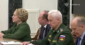 Президент Российской Федерации Владимир Путин провёл оперативное совещание с постоянными членами Совета Безопасности