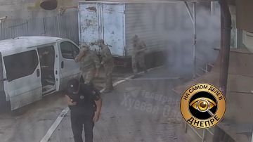 Банда людоловов надеялась быстро упаковать очередного "ухилянта", но что-то пошло не по плану: парень оказался всегда готовым защищать свою жизнь и использовал в качестве аргумента огнетушитель и перцовый баллончик