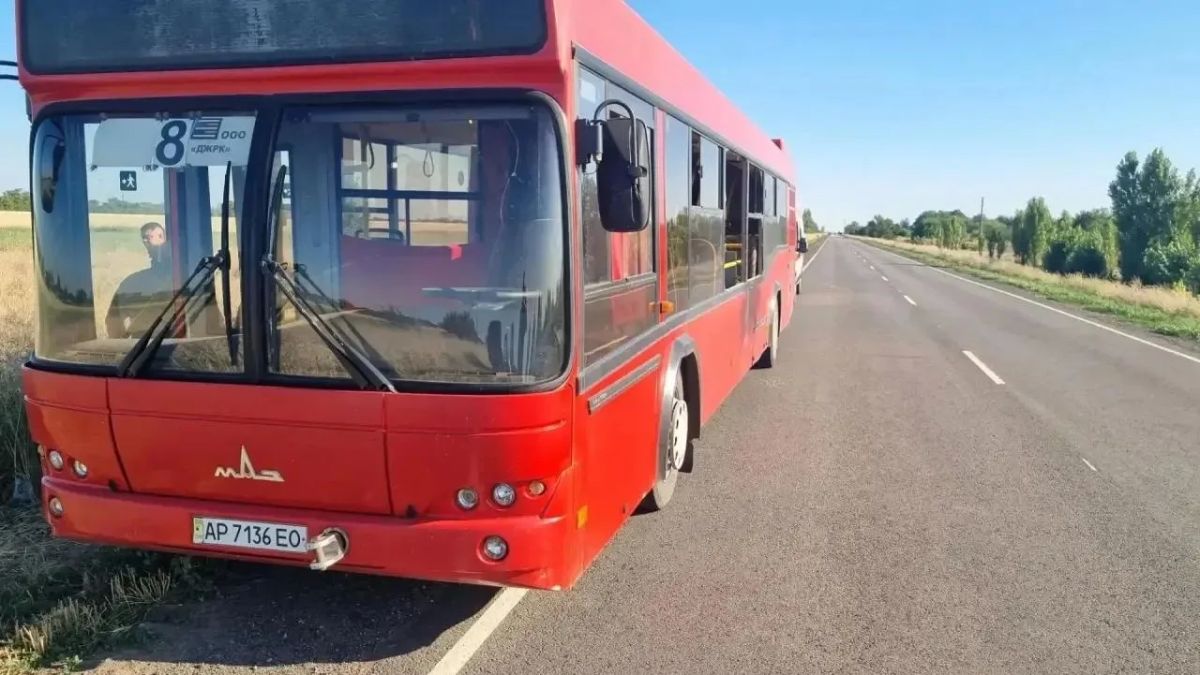 В Запорожской области украинский беспилотник атаковал гражданский автобус, перевозивший работников Днепрорудненского железорудного комбината со смены домой В Запорожской области украинский беспилотник атаковал гражданский автобус, перевозивший работников Днепрорудненского железорудного комбината со смены домой