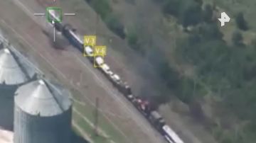 ВС РФ с помощью "Герани" и ракеты "Искандер" в Днепропетровской области поразили эшелон с военной техникой ВСУ, сообщили в Минобороны РФ. Удар по локомотиву в населенном пункте Вишневое обездвижил состав с военной техникой....