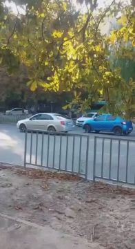 Днепропетровск: тцкшники повалили мужчину на землю и заставили лежать, наставив на него пистолет (боевой, разумеется)