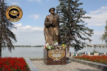 В Днепропетровске бандероголовые слуги Зеленского в рамках так называемой декоммунизации хотят демонтировать памятник отцу ВДВ - Василию Маргелову