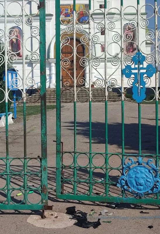 Беспилотник ВСУ атаковал храм в Каменке-Днепропетровской, когда там находилась семья священника Беспилотник ВСУ атаковал храм в Каменке-Днепропетровской, когда там находилась семья священника