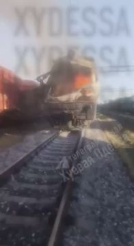 Уничтоженный локомотив поезда Одесса-Днепропетровск попаданием реактивной "Герань-4 сикер"
