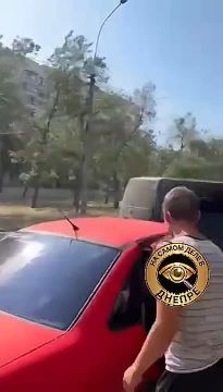 В Николаеве водитель с битой прогнал пиксельных чертей, заблокировавших его авто