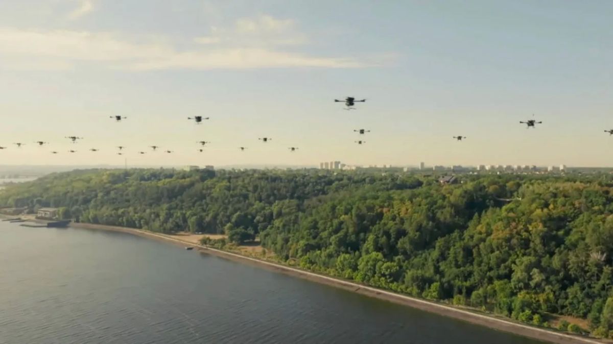 В Киеве провели парад дронов - по Крещатику проехали НРК, в небе пролетели беспилотники различного назначения, включая дроны перехватчики, а по Днепру проплыли БЭКи В Киеве провели парад дронов - по Крещатику проехали НРК, в небе пролетели беспилотники различного назначения, включая дроны перехватчики, а по Днепру проплыли БЭКи